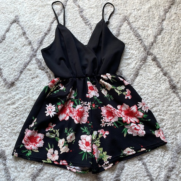 ✨Black and Floral Summer Romper✨ - Picture 2 of 9